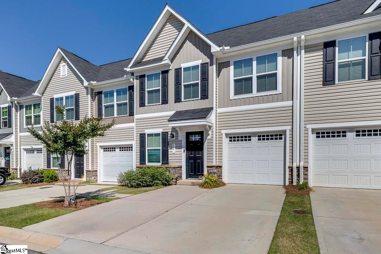Fountain Inn Townes, Fountain Inn Community
