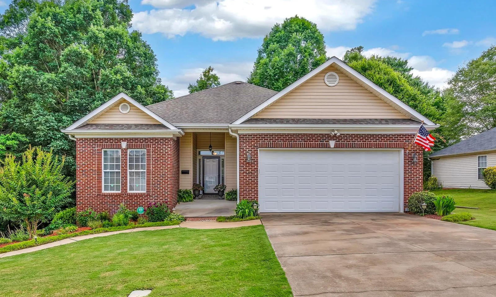 Sweetwater Hills, Moore Community