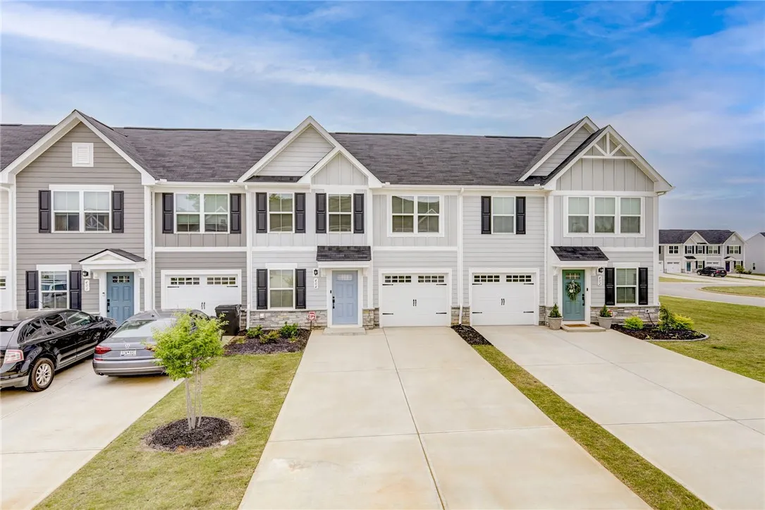 Hannah Crossing, Anderson Community