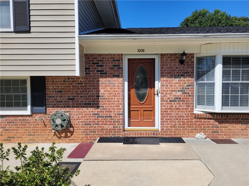 Property image 2 at 1008 Royal Summit Drive, Seneca, SC 29678