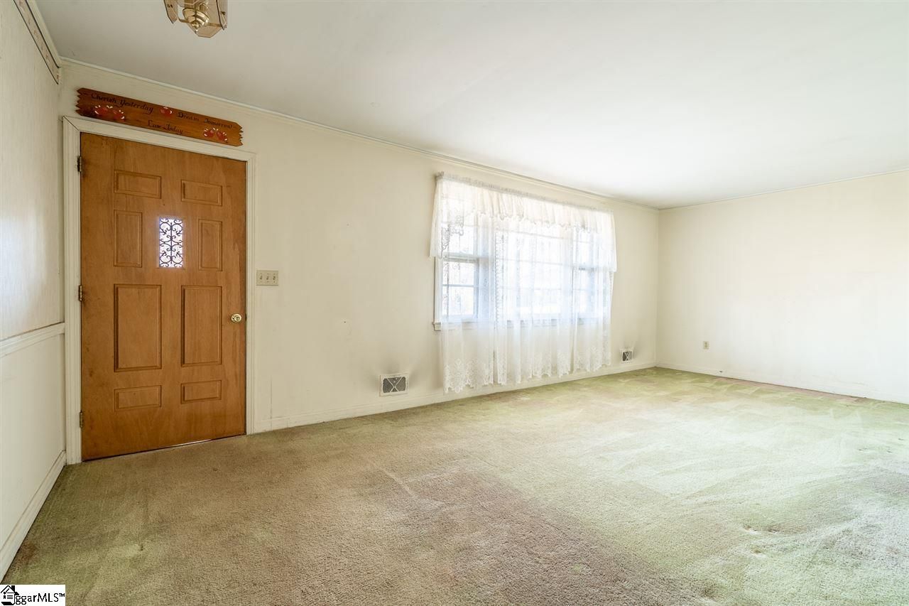 Property image 4 at 18 Oakwood Avenue, Taylors, SC 29687