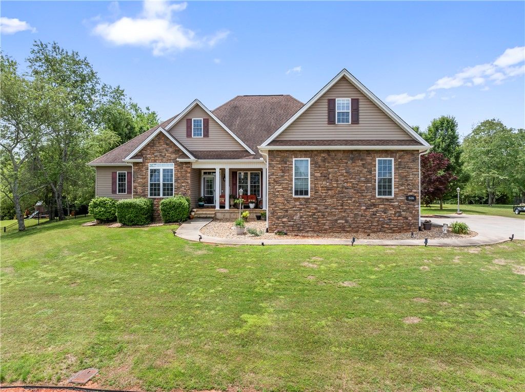 516 Serria Way