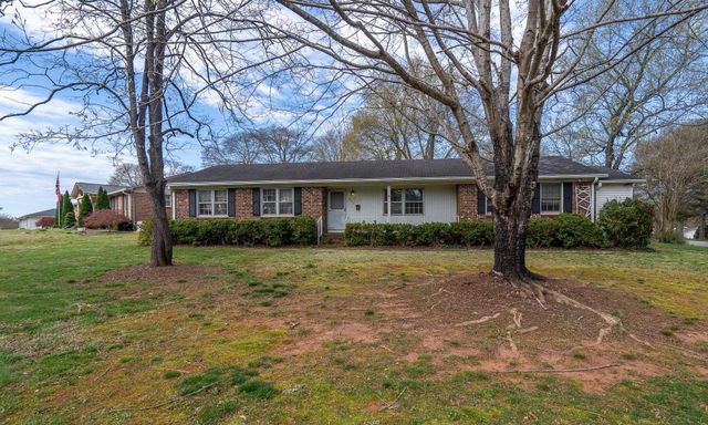 207 Lakewood Circle