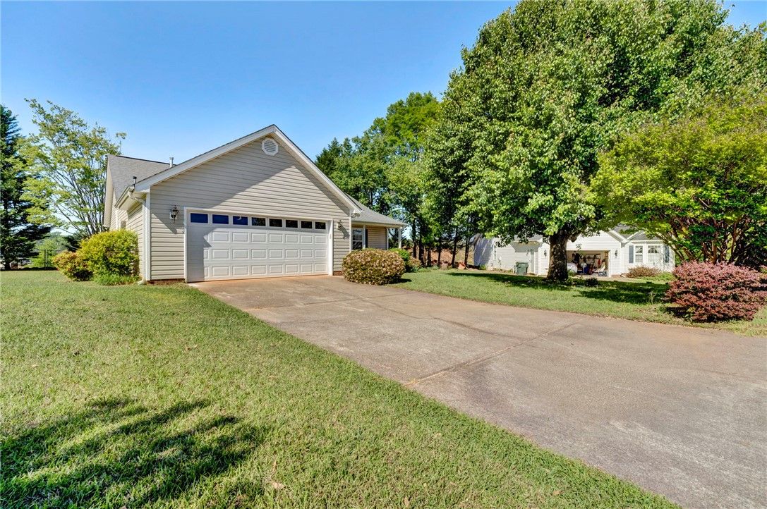 Property image 2 at 121 Meadow Hill Way, Taylors, SC 29687