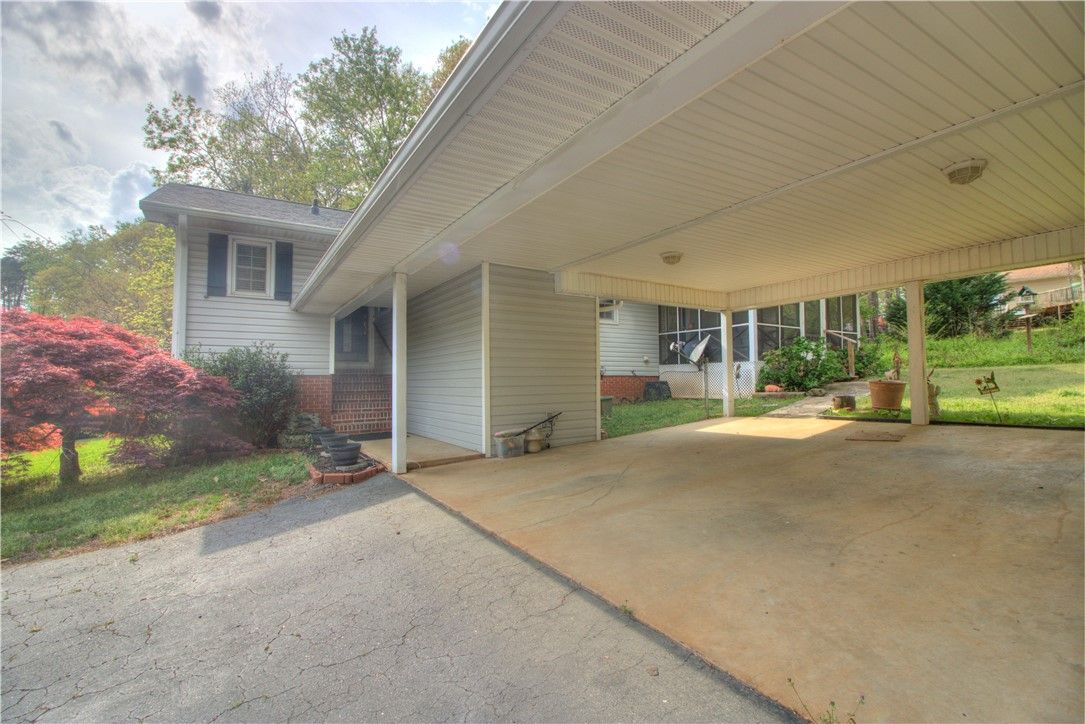 Property image 3 at 405 Hartwell Drive, Seneca, SC 29672