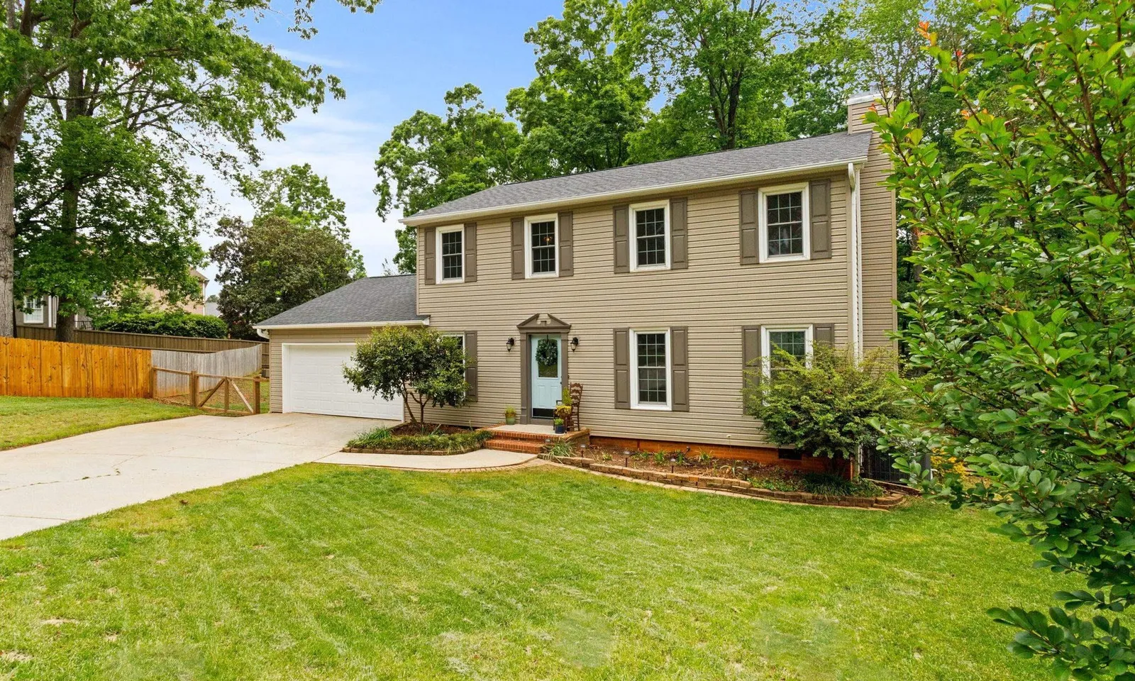Devenger Place, Greer Community
