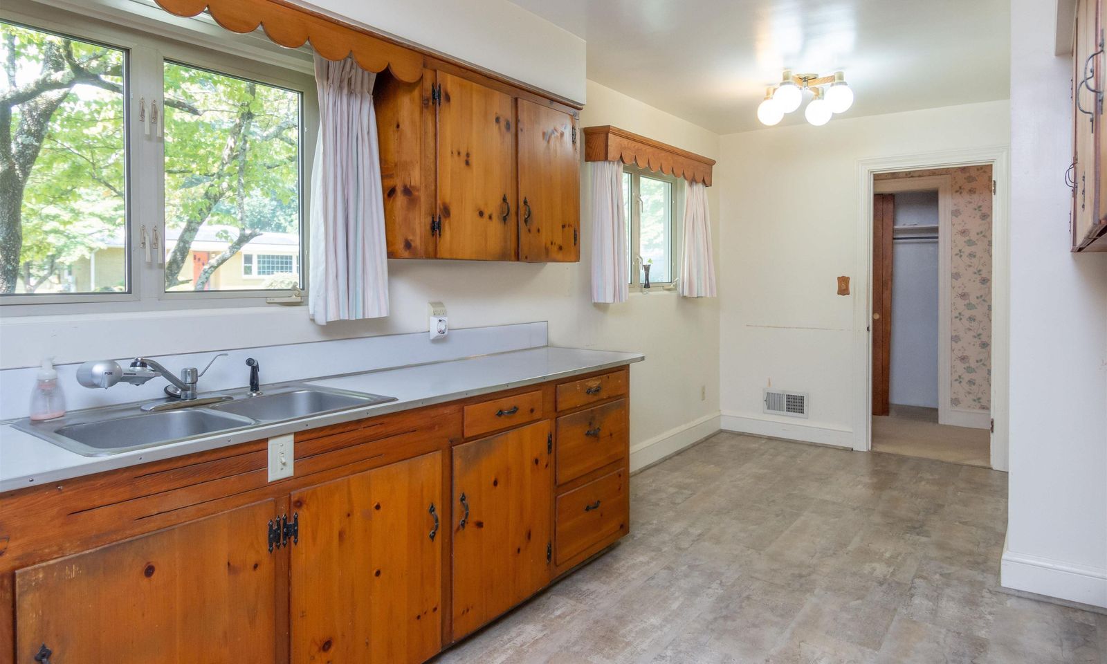 Property image 4 at 122 Alpine Way, Greenville, SC 29609
