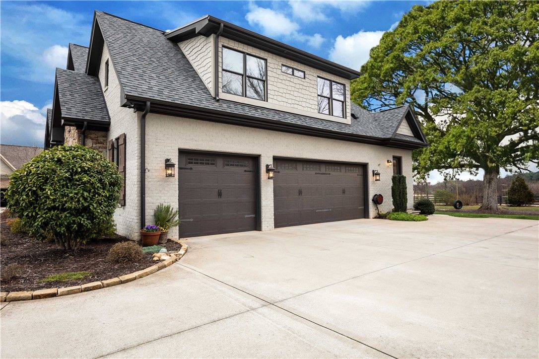 Property image 4 at 523 Chamblee Boulevard, Greenville, SC 29615
