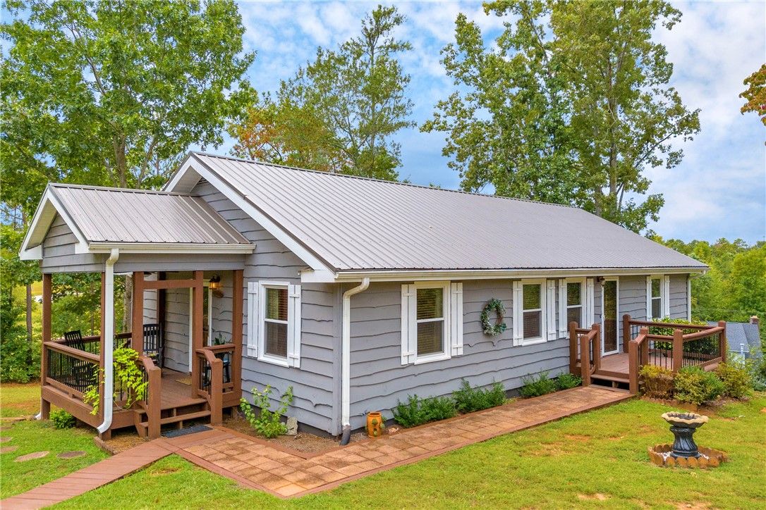 Property image 2 at 1009 Hillsborough Drive, Seneca, SC 29678
