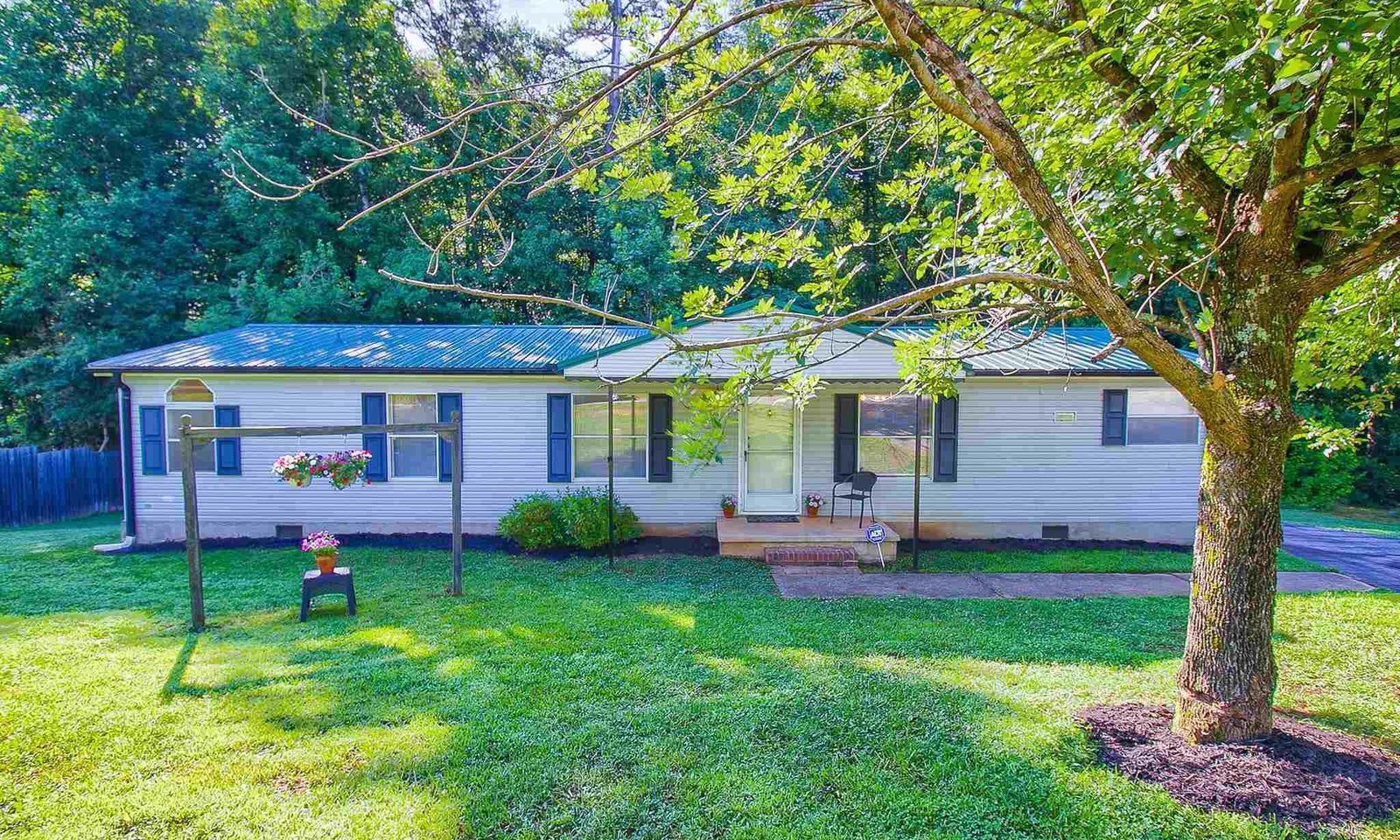 Property image 2 at 131 Sylvan Court, Easley, SC 29640