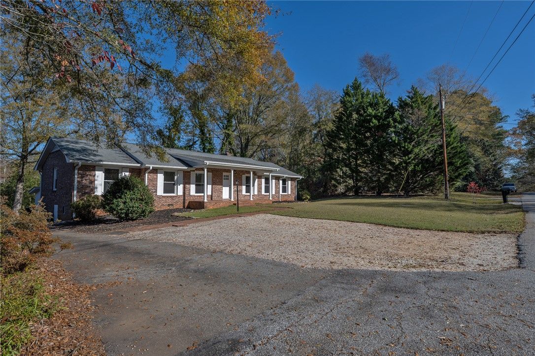 Property image 2 at 206 Westminster Drive, Pendleton, SC 29670