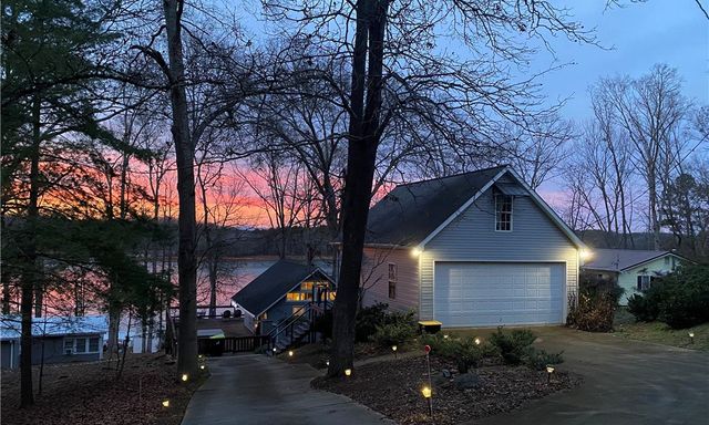 307 Lakeview Drive