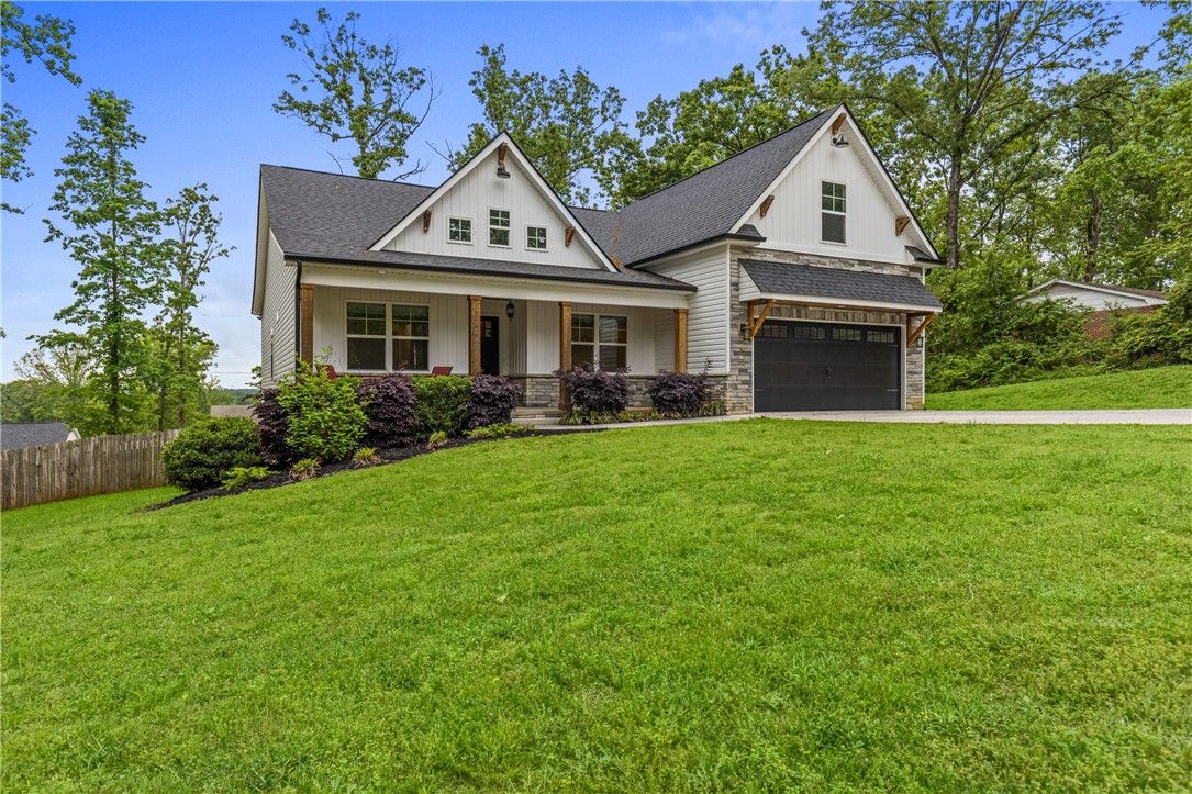 604 Robin Hood Lane