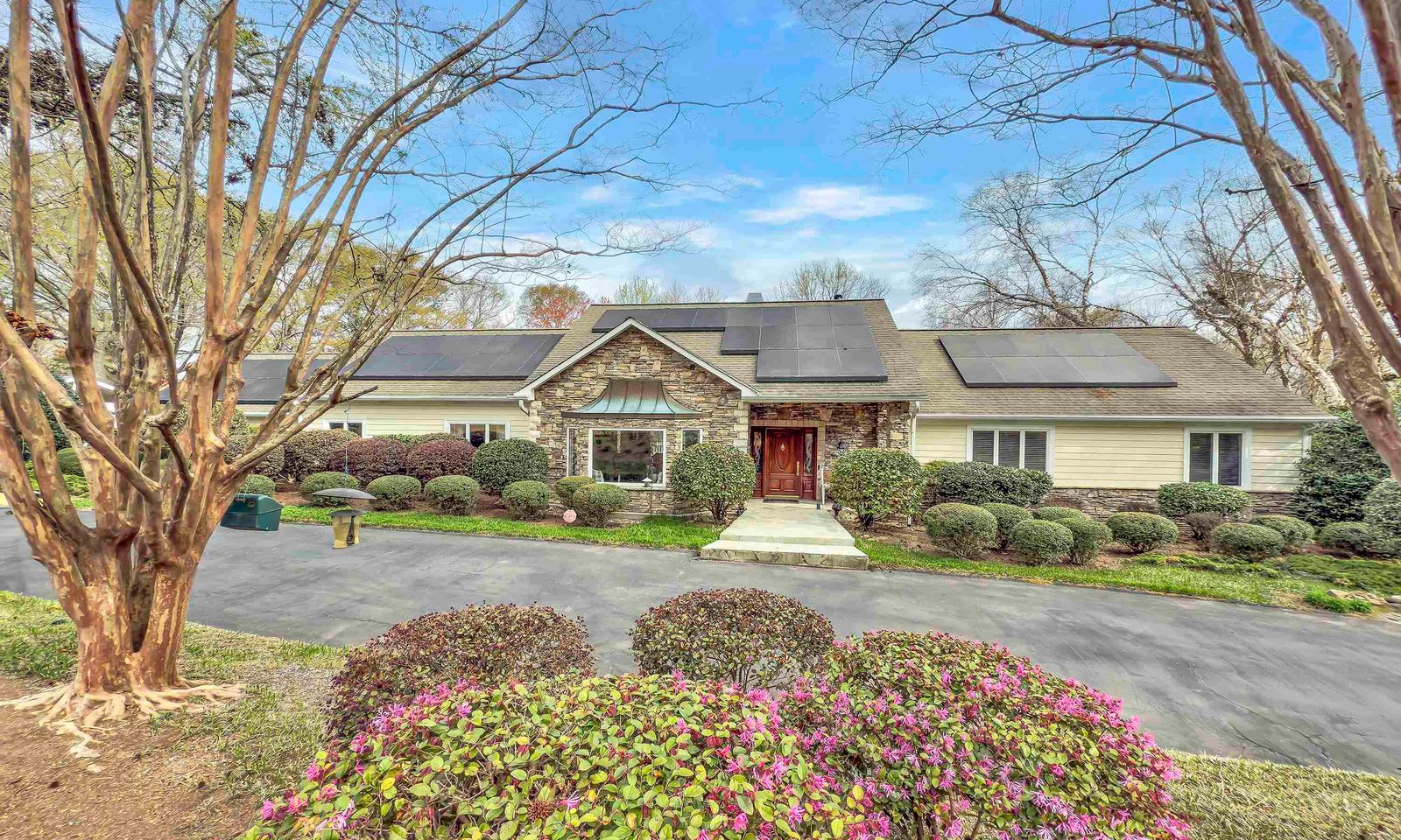Main image of property at 15 Darien Way, Greenville, SC 29615-3236