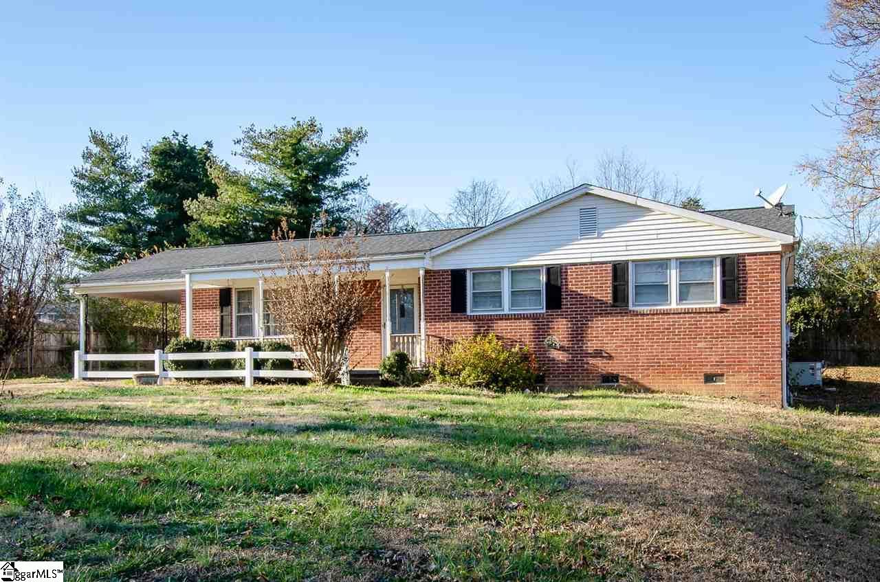 Main image of property at 18 Oakwood Avenue, Taylors, SC 29687