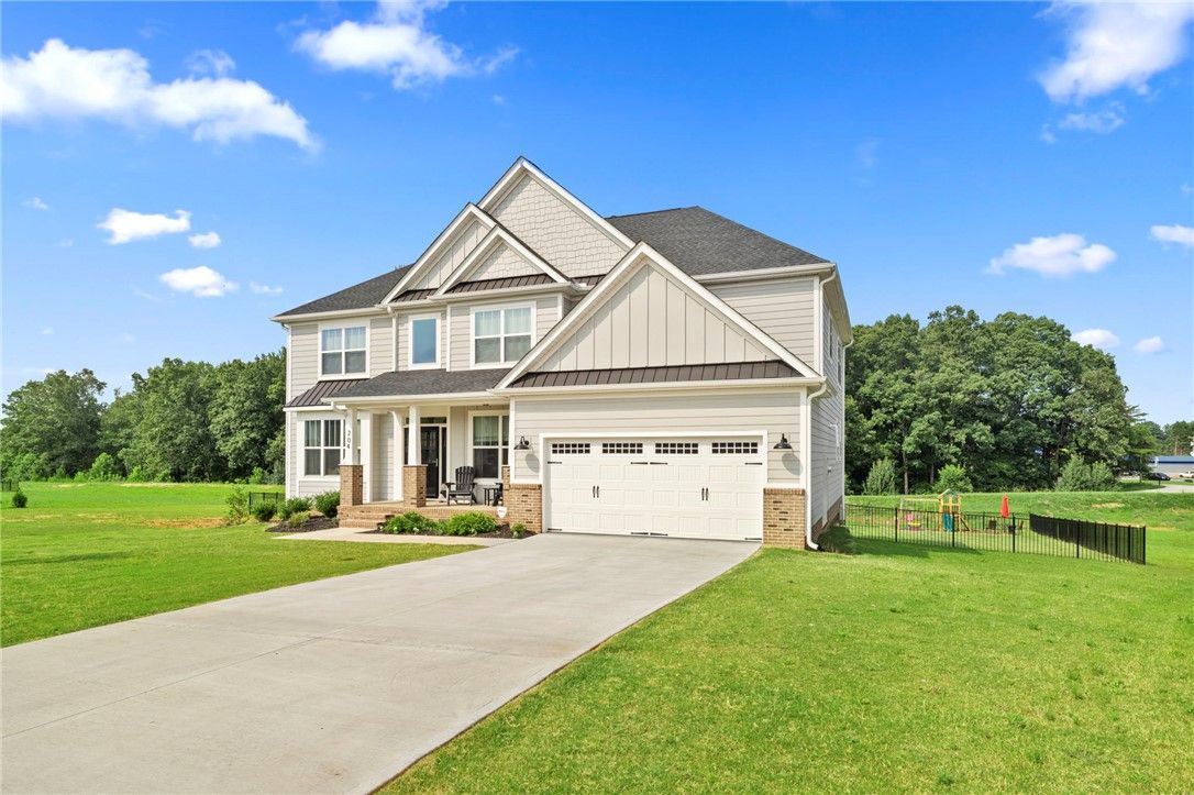 Property image 2 at 204 Montview Circle, Greenville, SC 29617