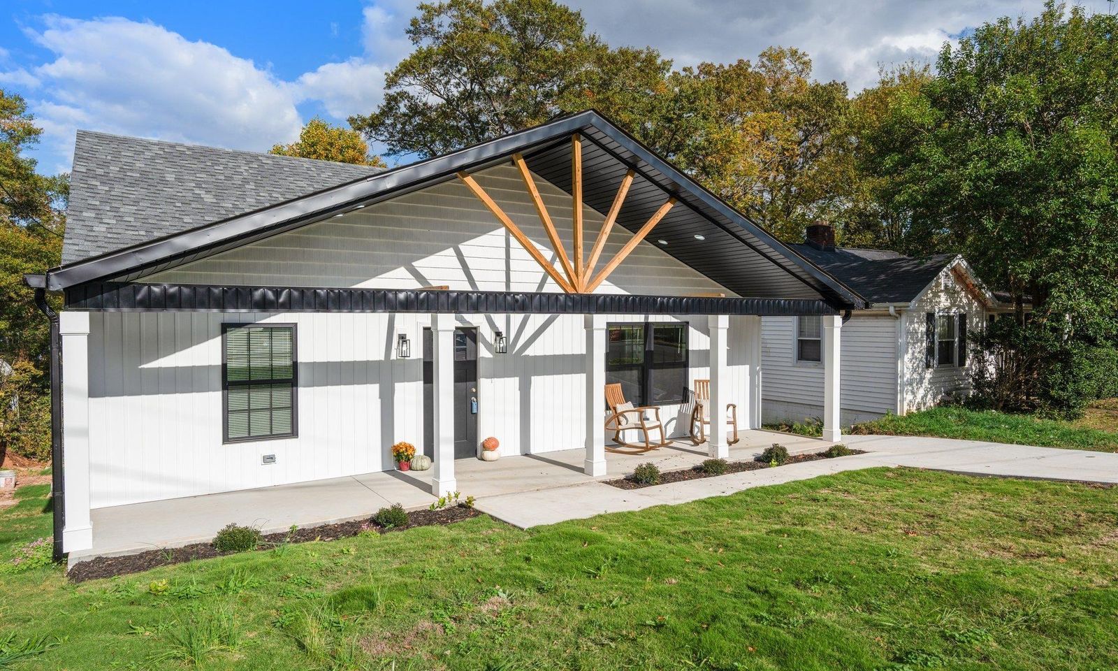 Property image 2 at 10 Hawthorne Lane, Greenville, SC 29605