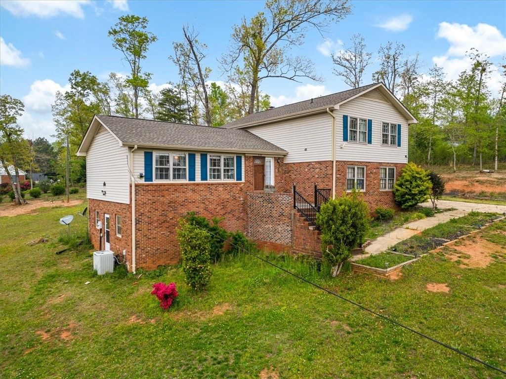 Property image 1 at 110 Queen Street, Seneca, SC 29678