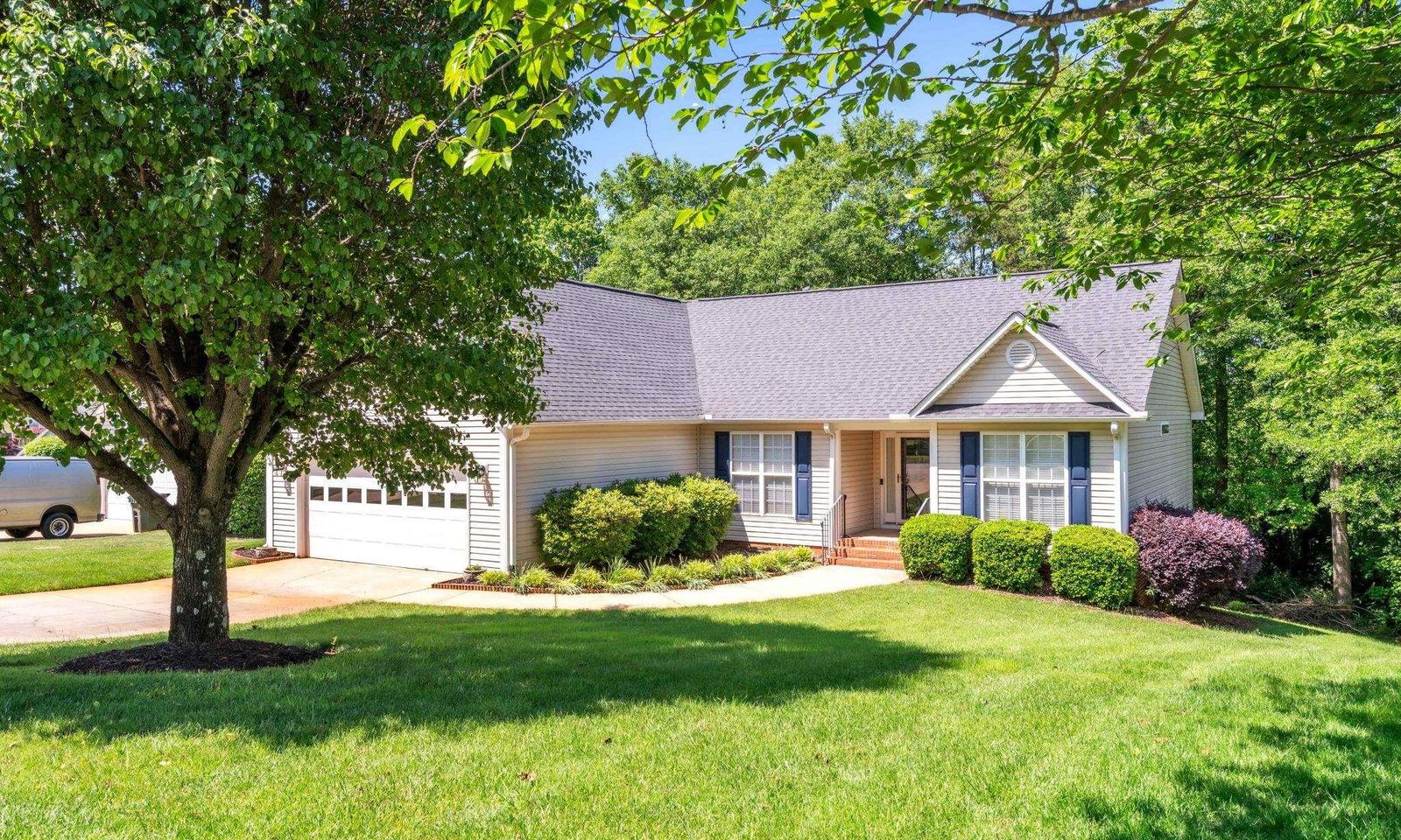 Property image 2 at 8 Pheasant Ridge Drive, Taylors, SC 29687