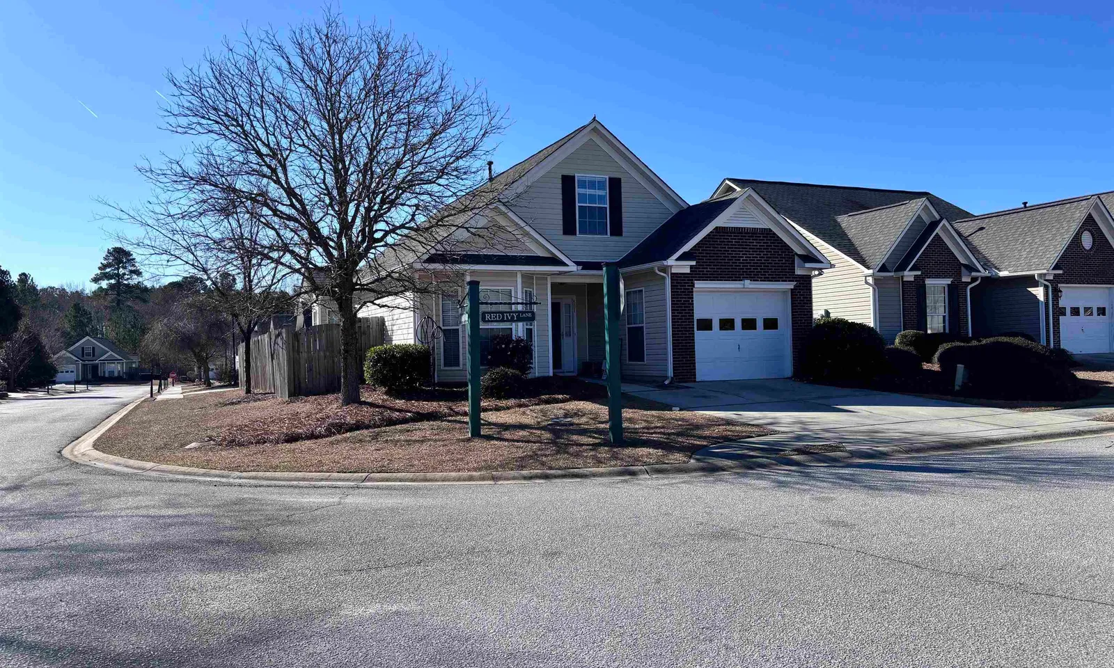 Ivy Square, Columbia Community