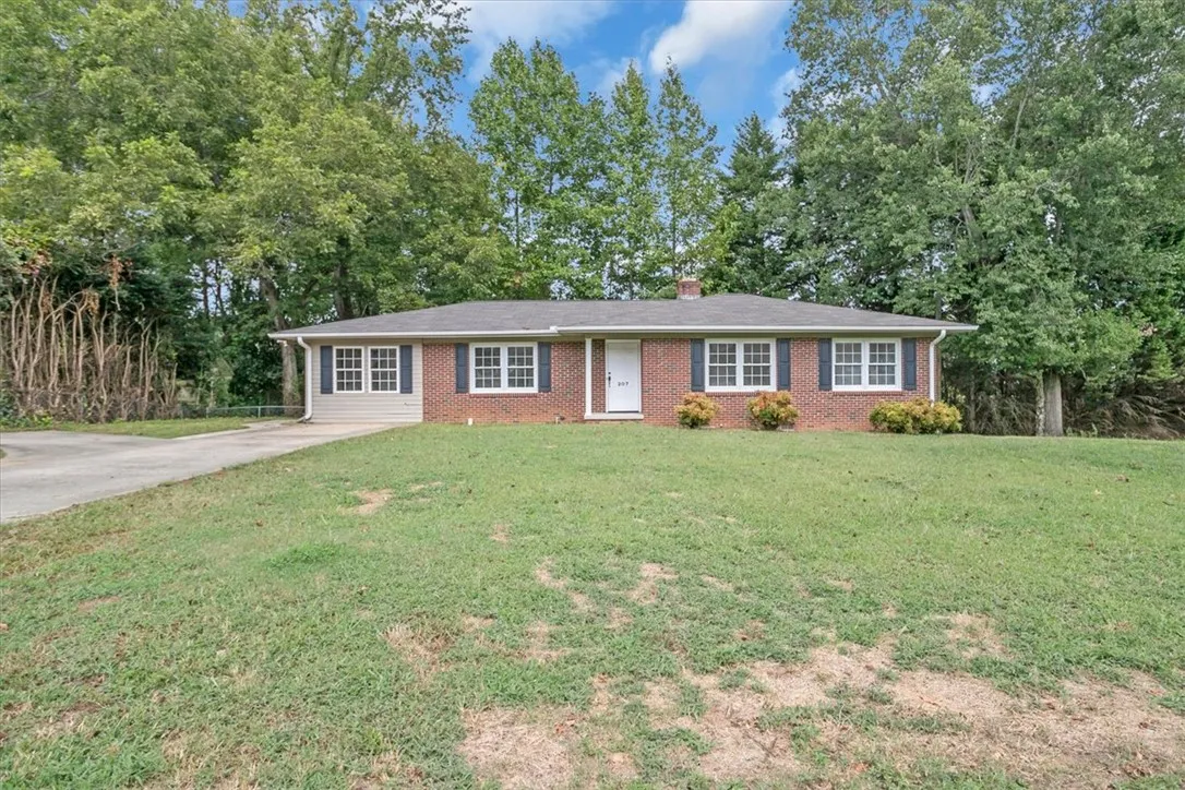 Forest Acres, Easley Community
