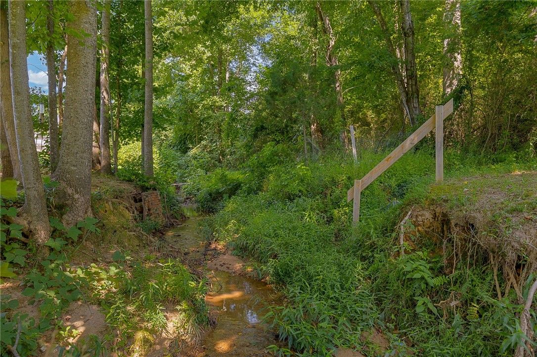 Property image 2 at 300 Horseshoe Drive, Seneca, SC 29678