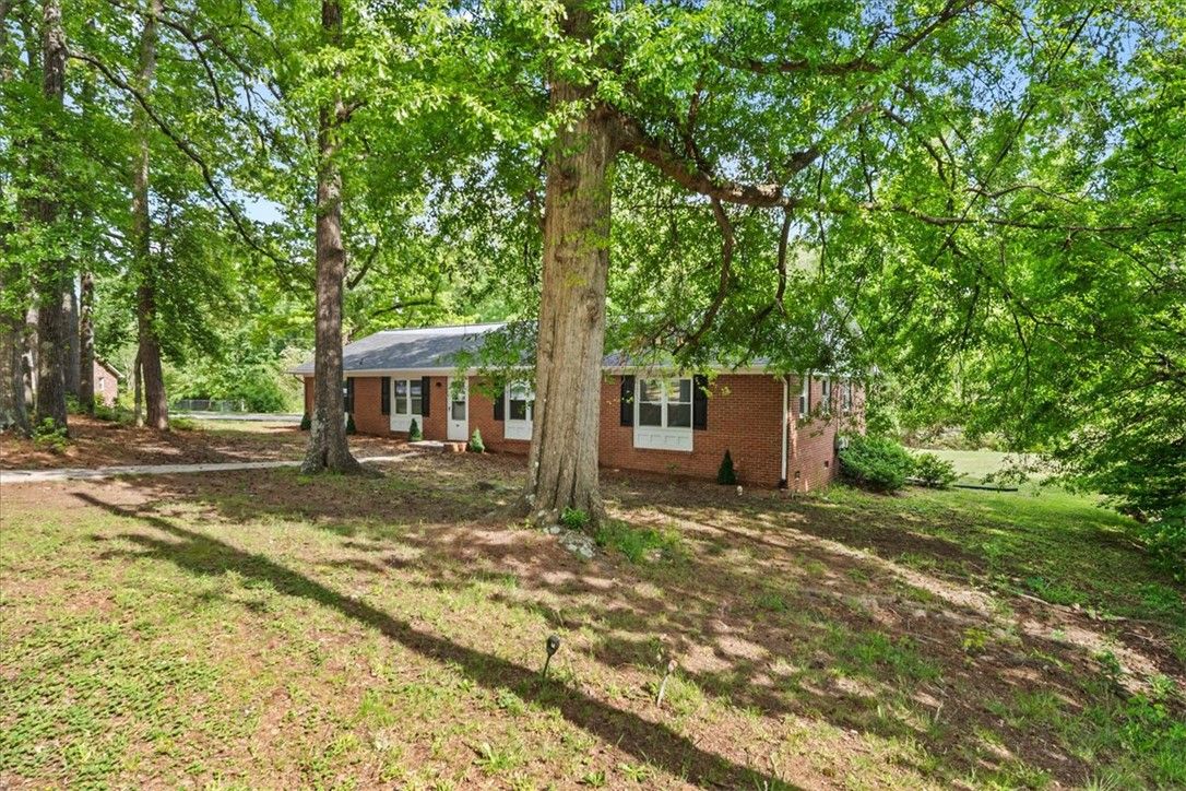 Main image of property at 40 Amy Lane, Taylors, SC 29687
