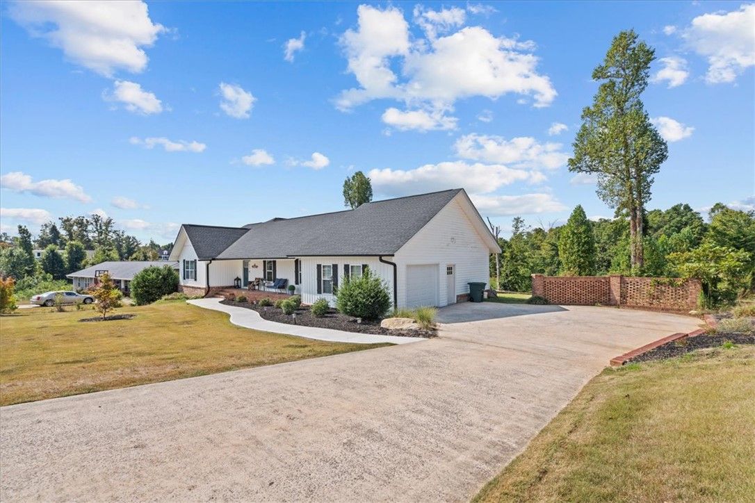 Property image 3 at 613 W Quincy Road, Seneca, SC 29678