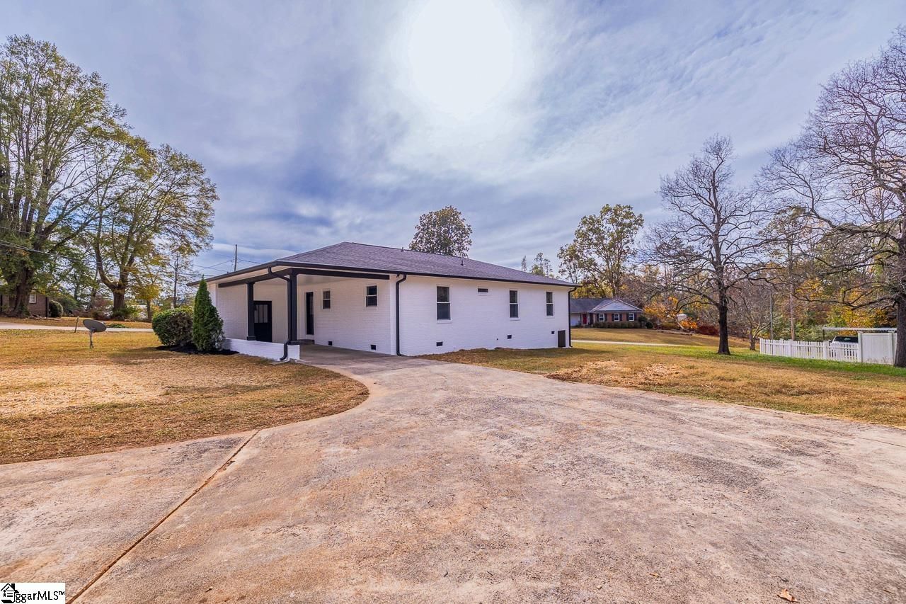 Property image 4 at 111 Tanglewood Drive, Greenville, SC 29611