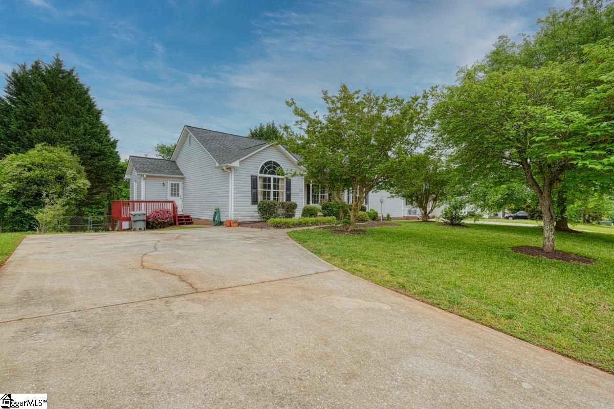 Property image 2 at 211 Queensbury Way, Spartanburg, SC 29302