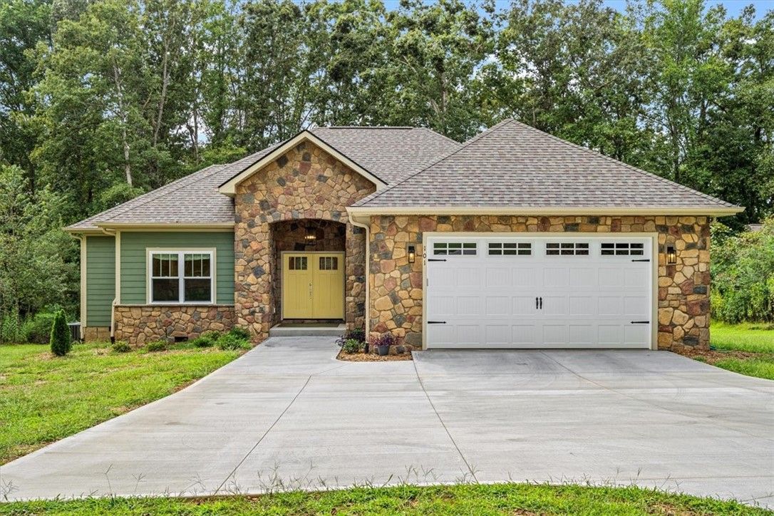 Property image 1 at 101 Lake Terrace, Townville, SC 29689