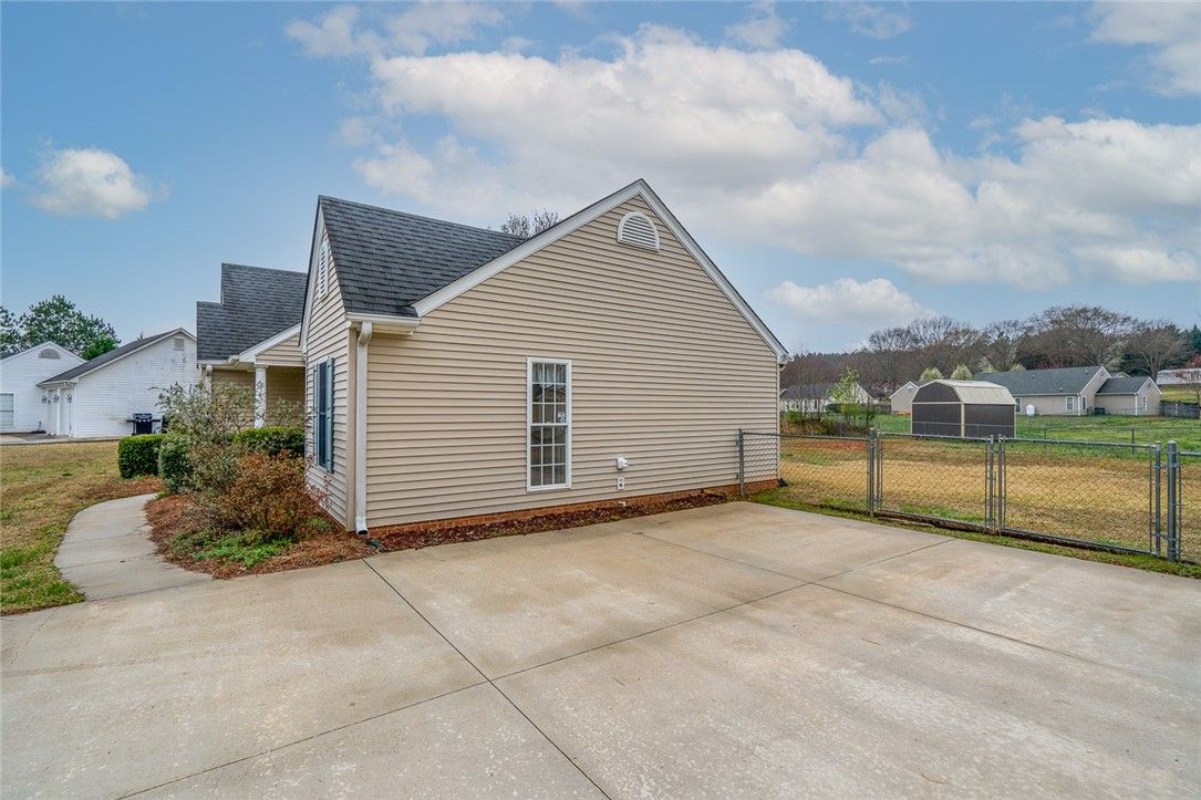 Property image 2 at 105 Prescot Court, Easley, SC 29642