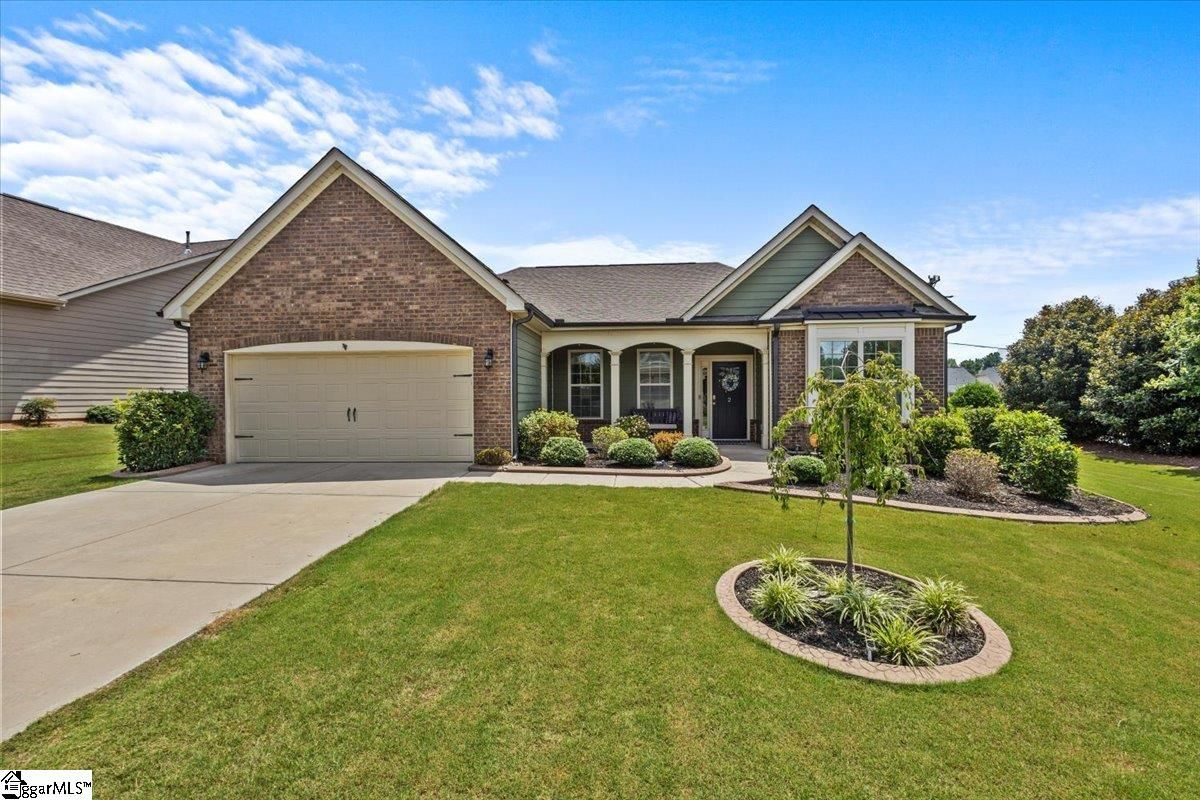 Main image of property at 2 Common Oaks Court, Simpsonville, SC 29681