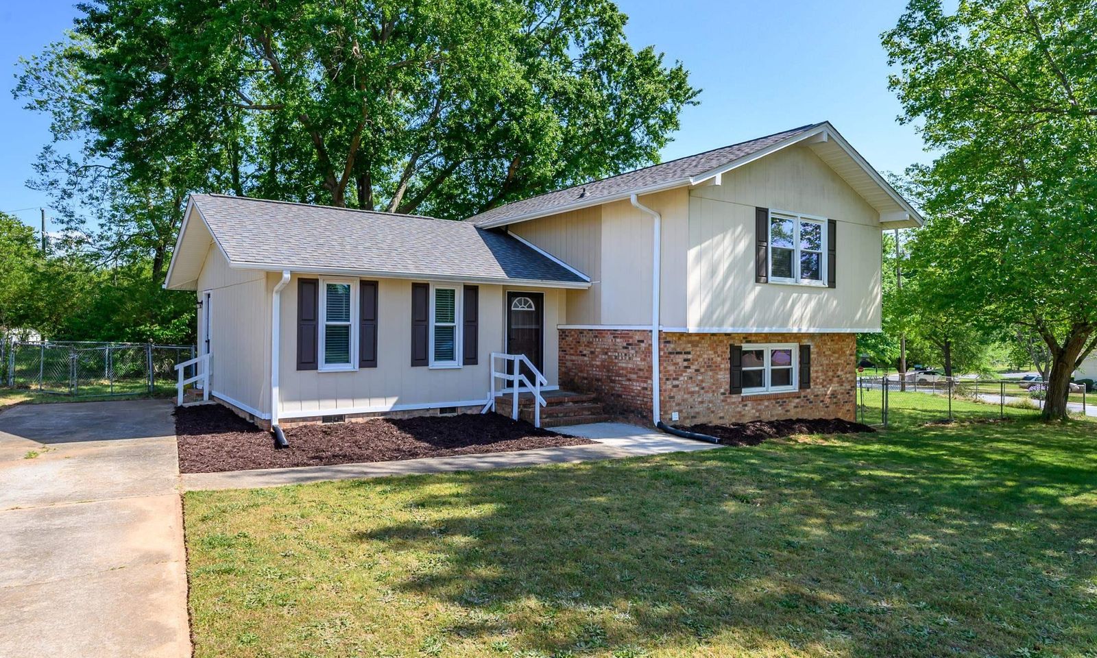 Property image 1 at 100 Newgate Drive, Simpsonville, SC 29681