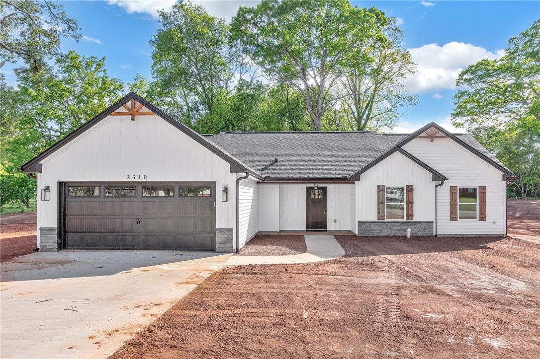 Nevitt Pines Su, Anderson Community