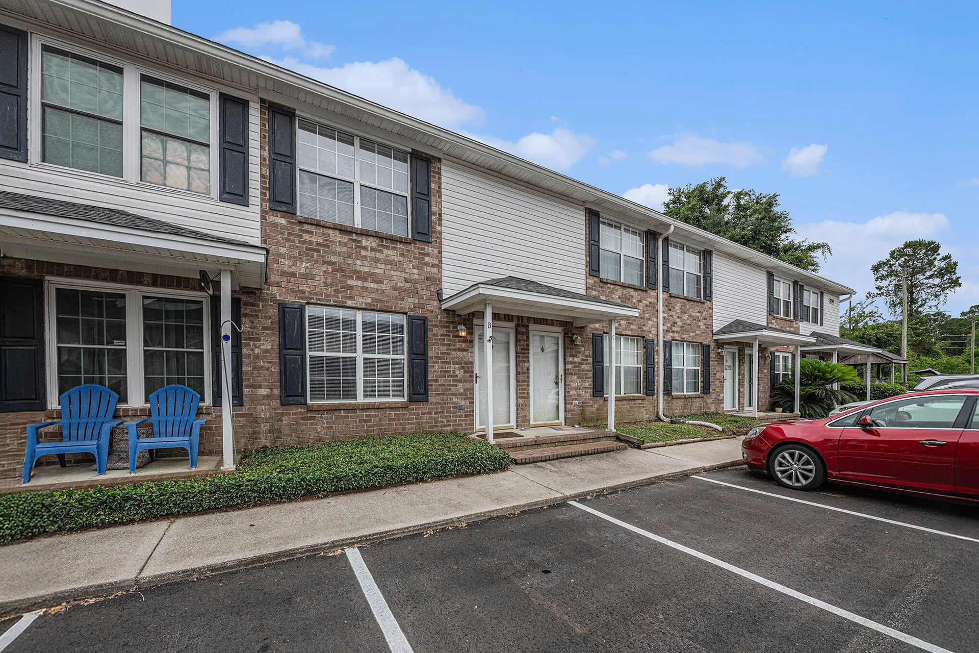 The Savannah, Charleston Community