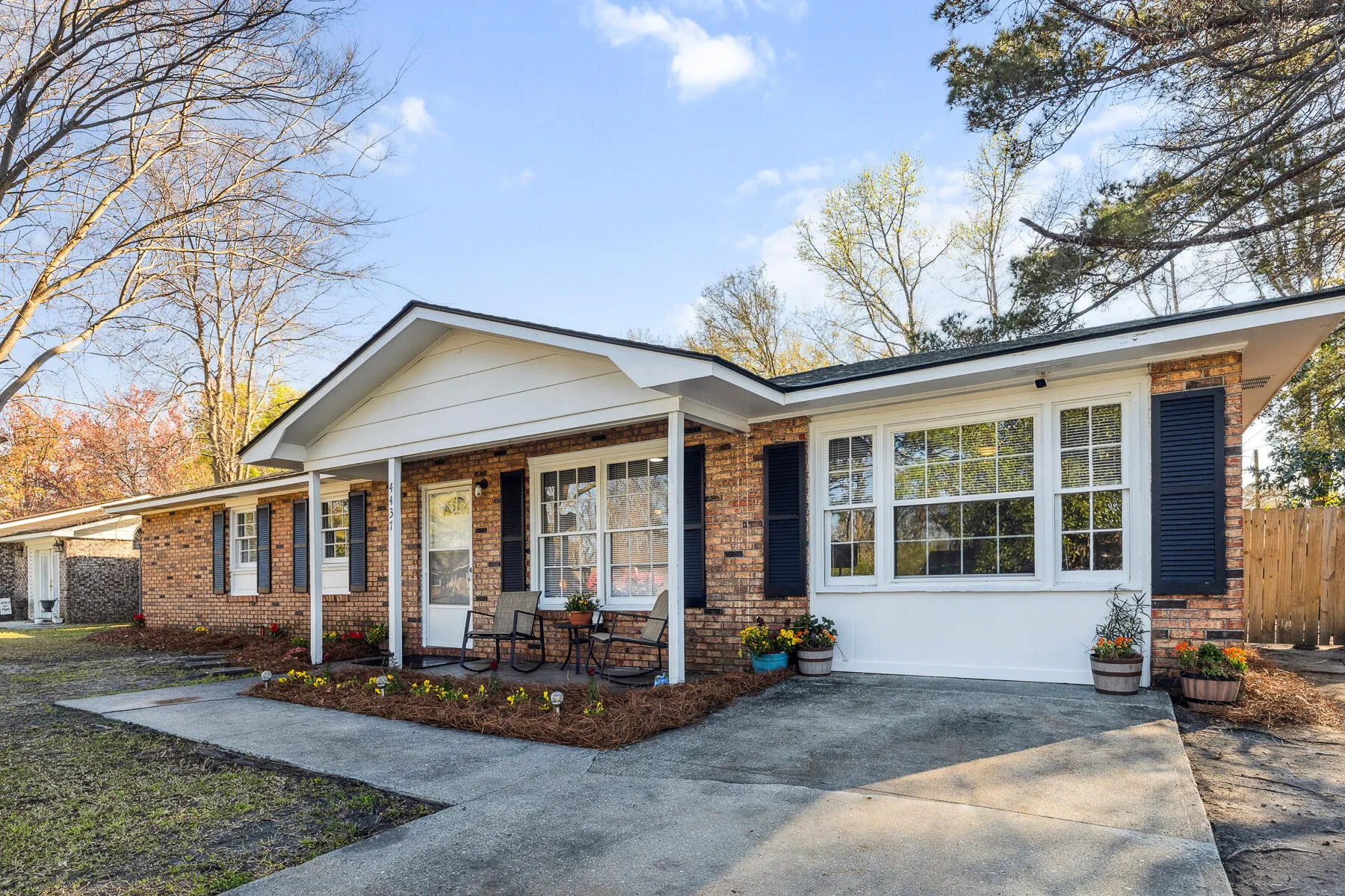 Woodside Manor, Ladson Community