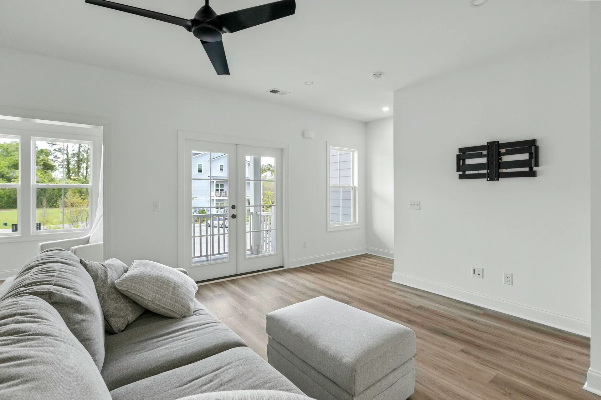 Property image 3 at 637 N Laurel Street, Summerville, SC 29483