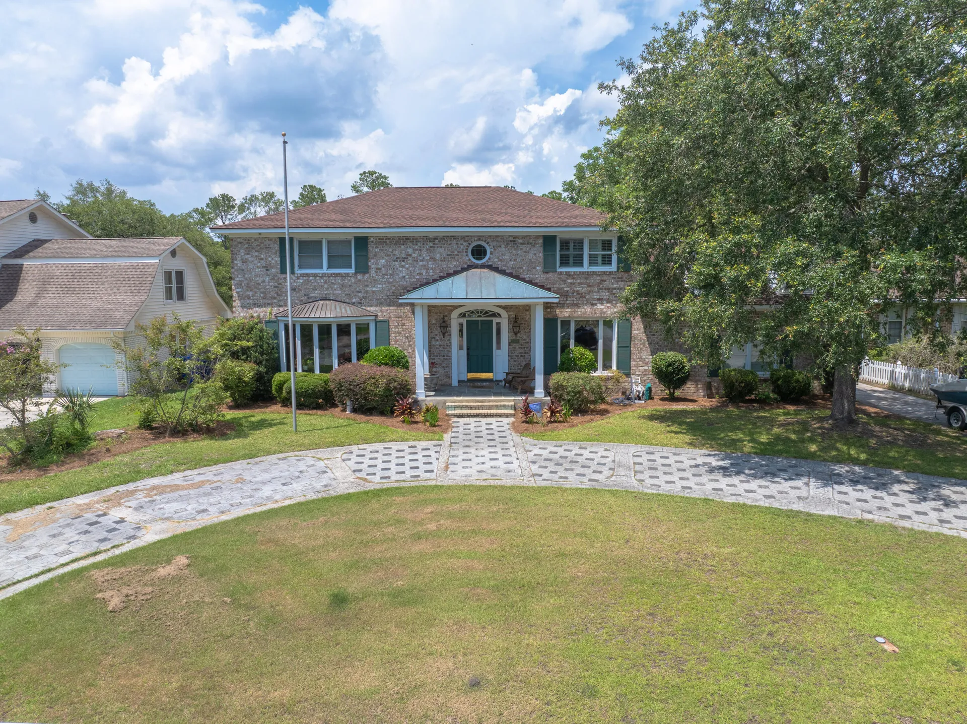 Capri Isles, Charleston Community