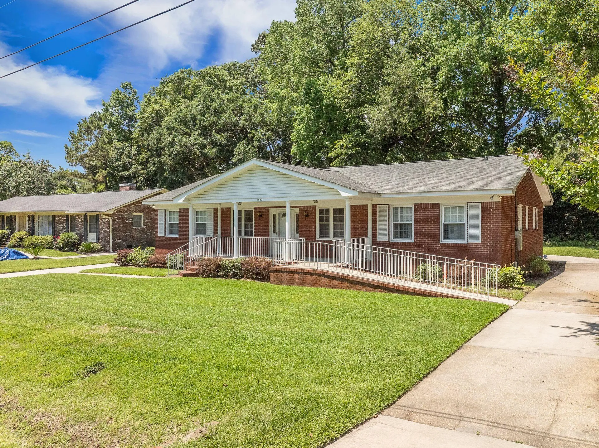 Charlestowne Est, Charleston Community