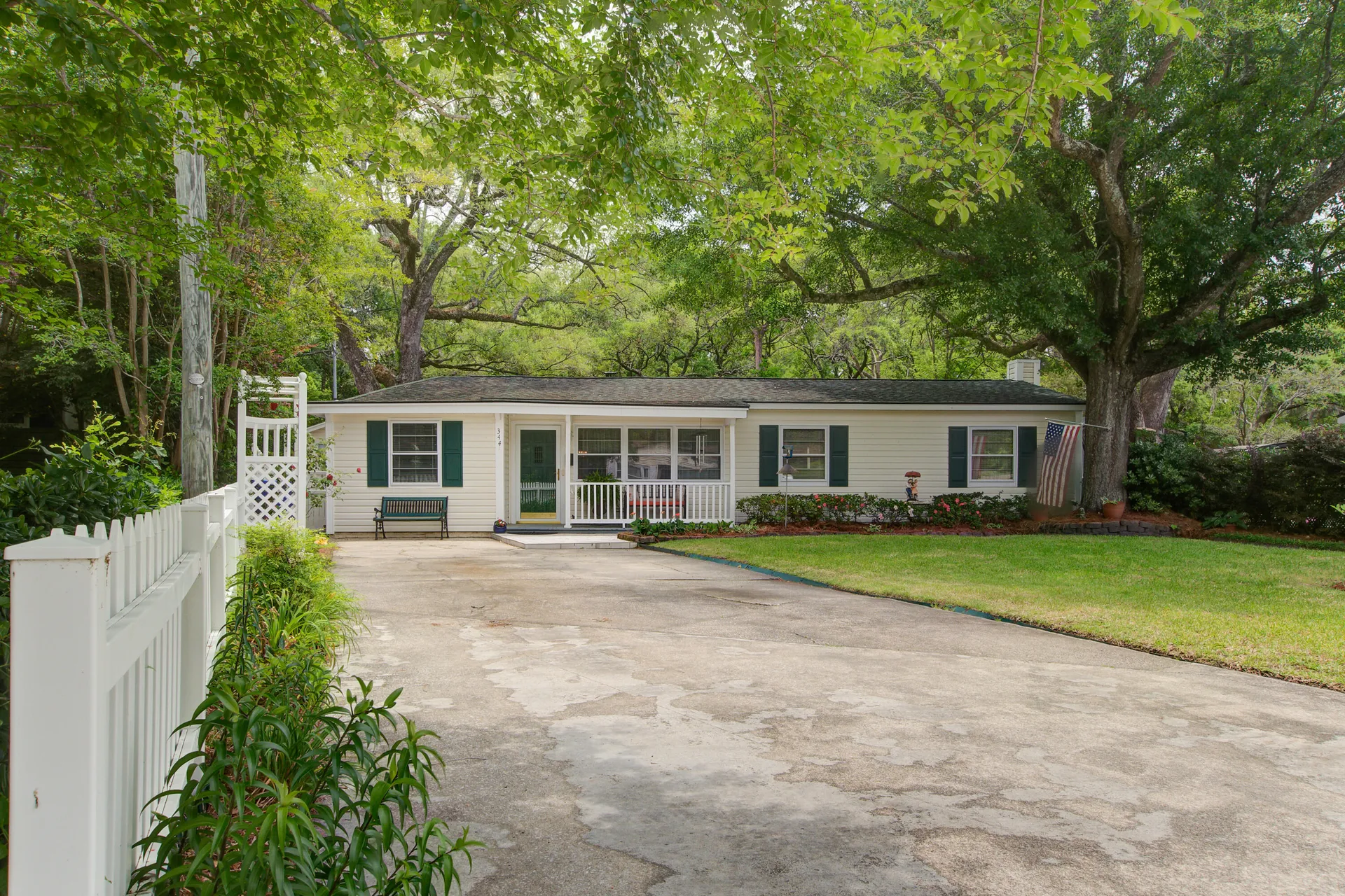 Lantana, Charleston Community