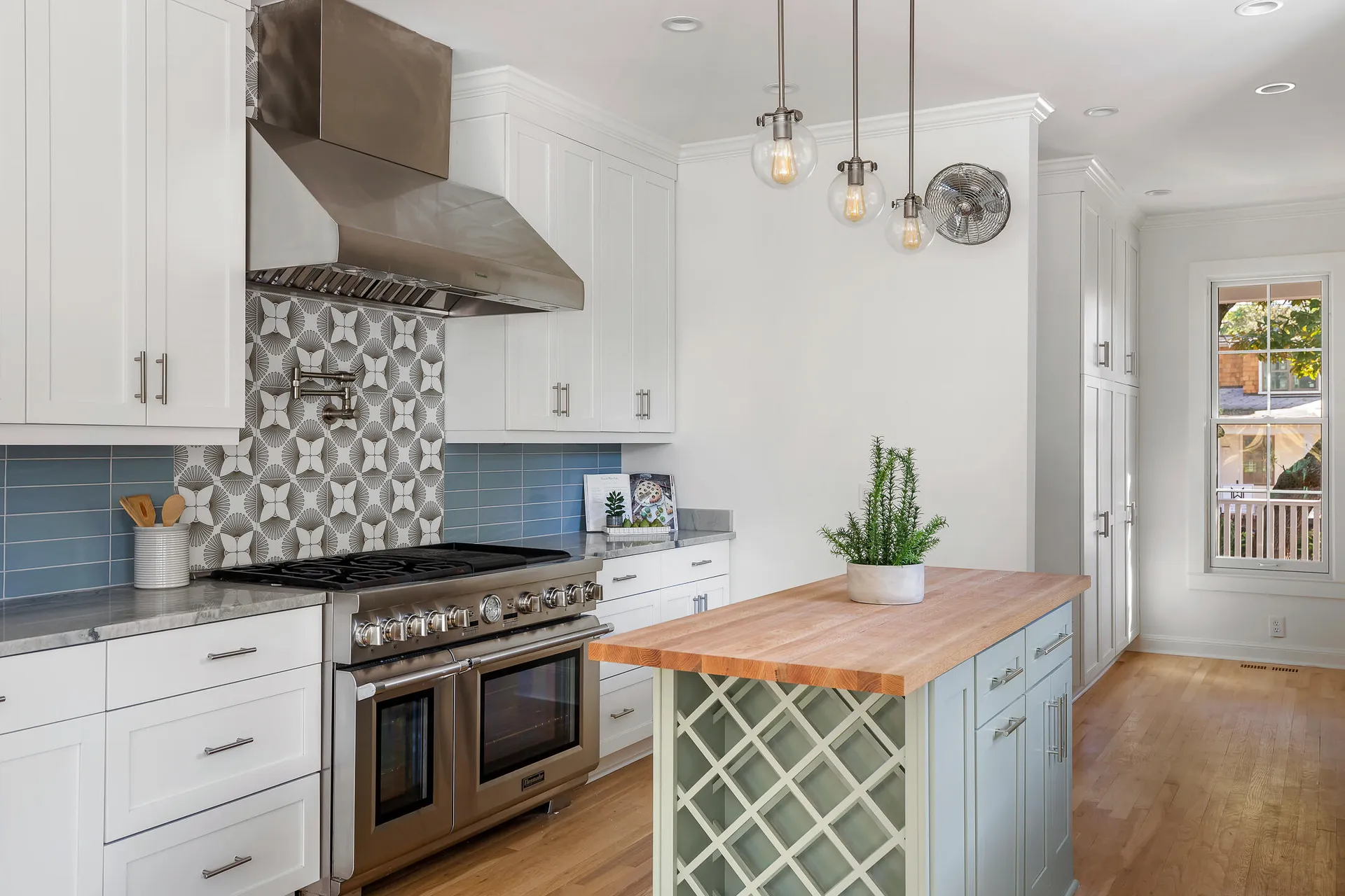 Property image 3 at 517 Royall Avenue, Mount Pleasant, SC 29464