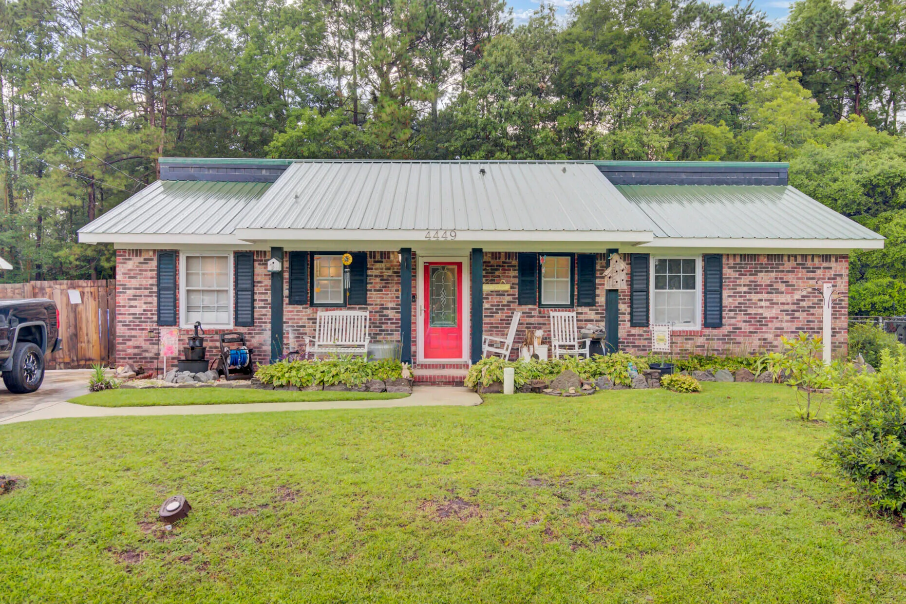 Woodside Manor, Ladson Community