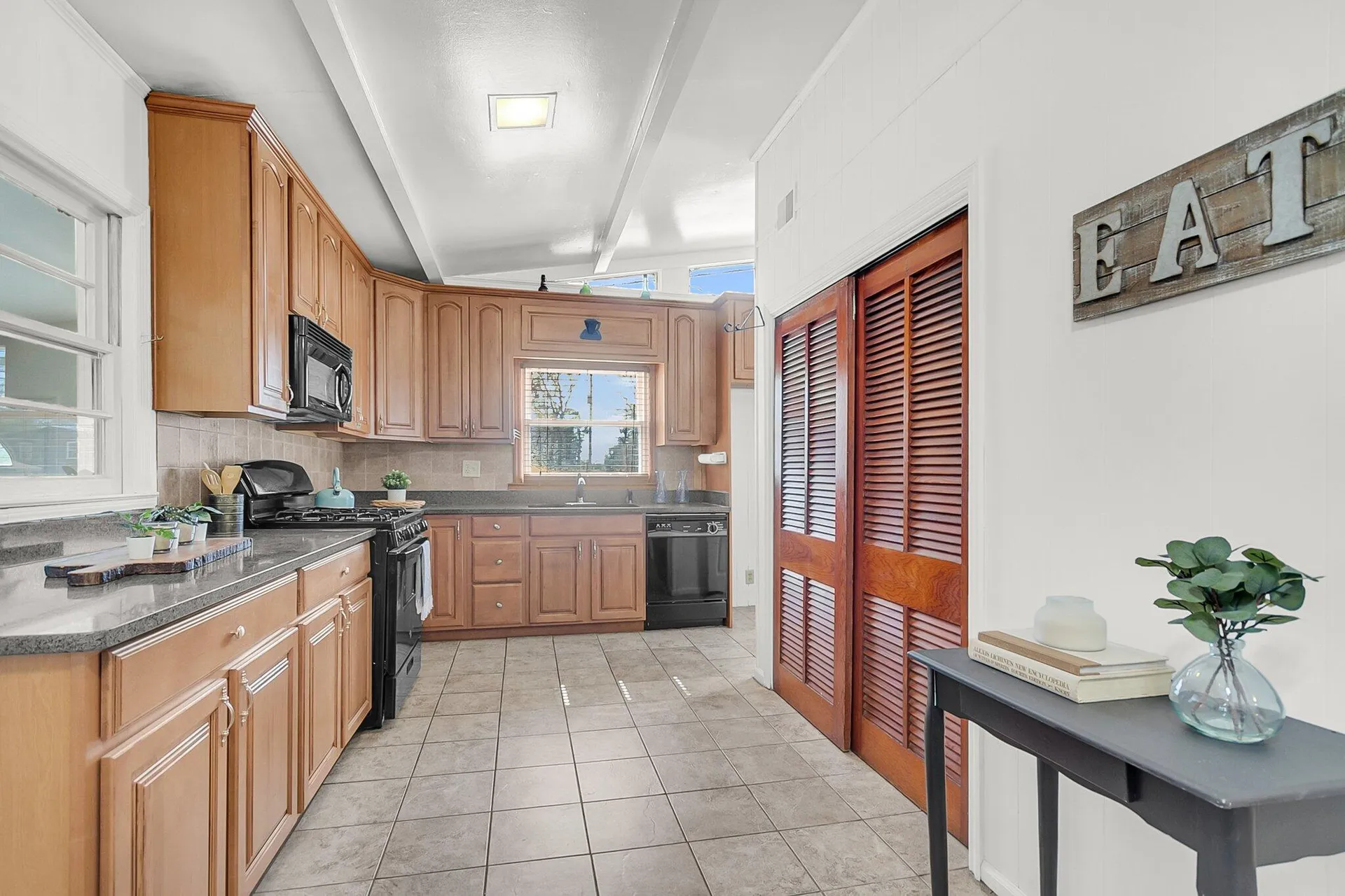 Property image 3 at 1442 N Sherwood Drive, Charleston, SC 29407