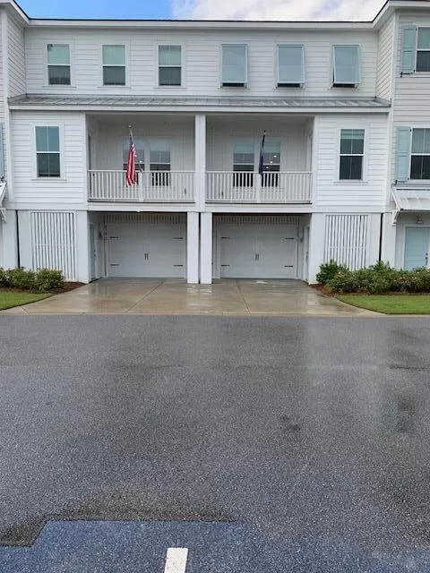 Governors Cay, Charleston Community
