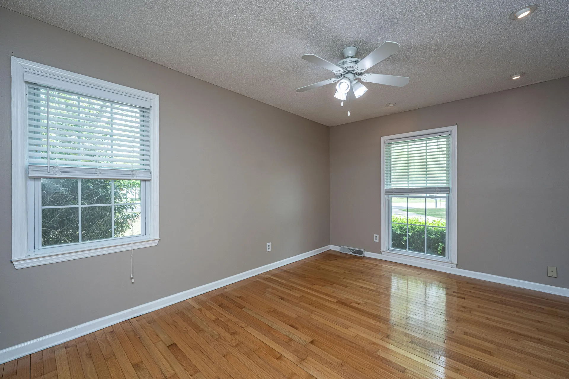 Oak Knoll, Summerville Community