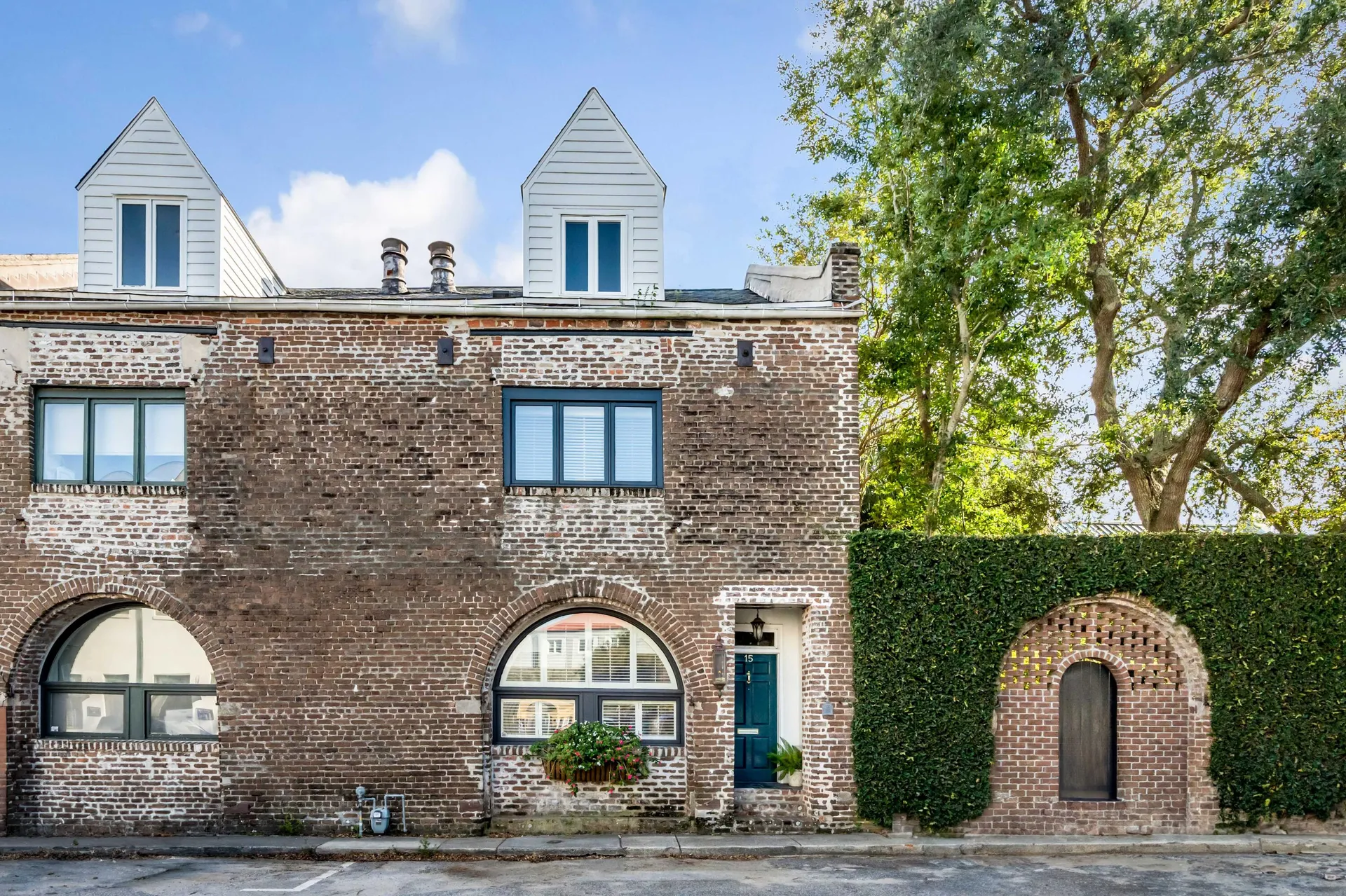 15 N Adgers Wharf