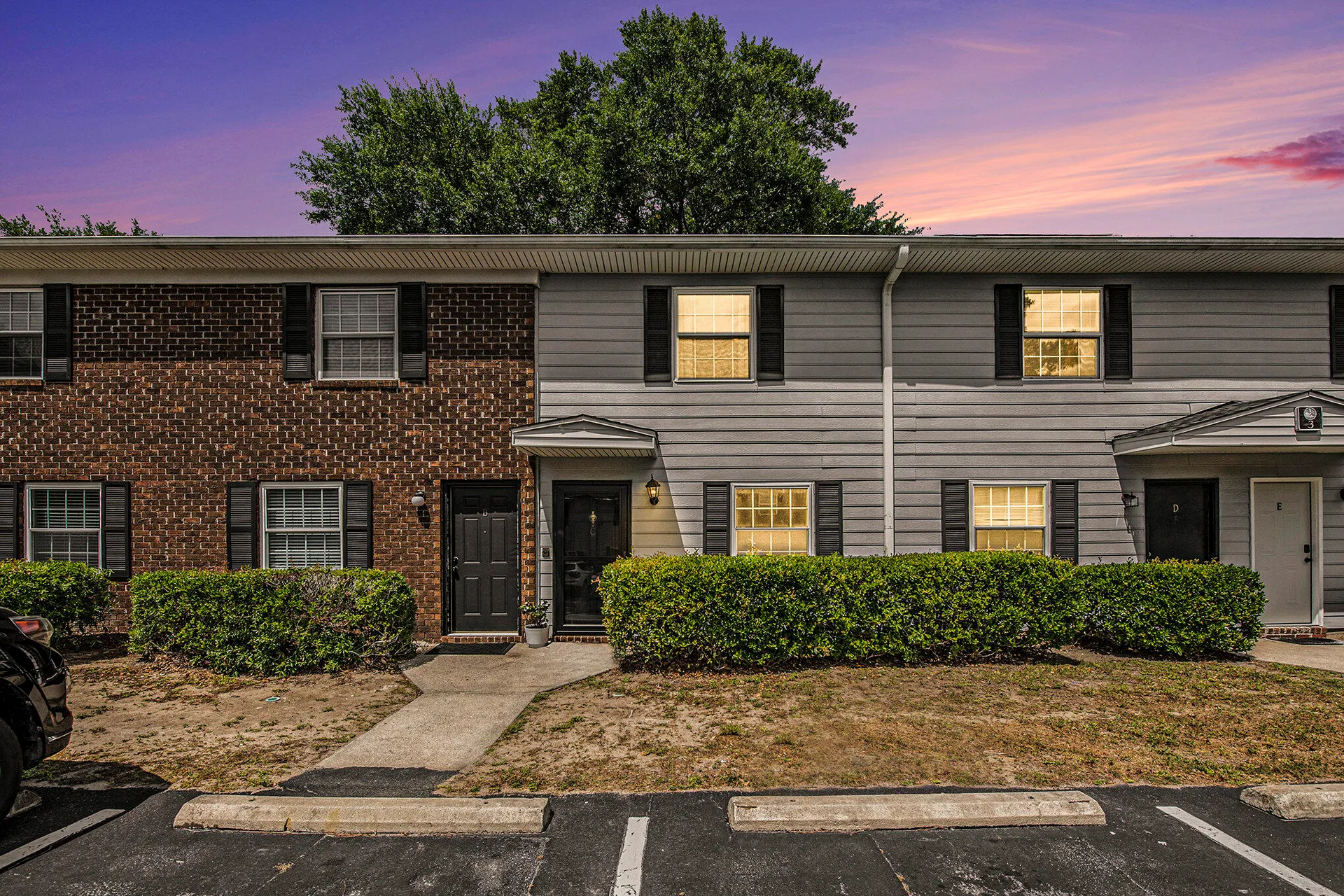 Rivers Point Row, Charleston Community
