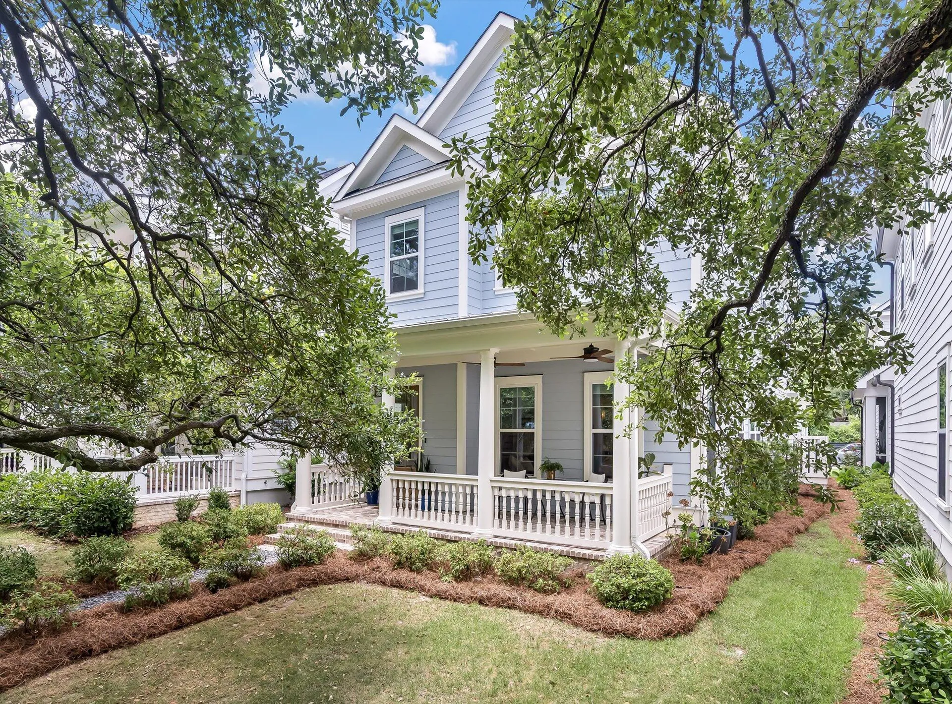 Avenue of Oaks, Charleston Community