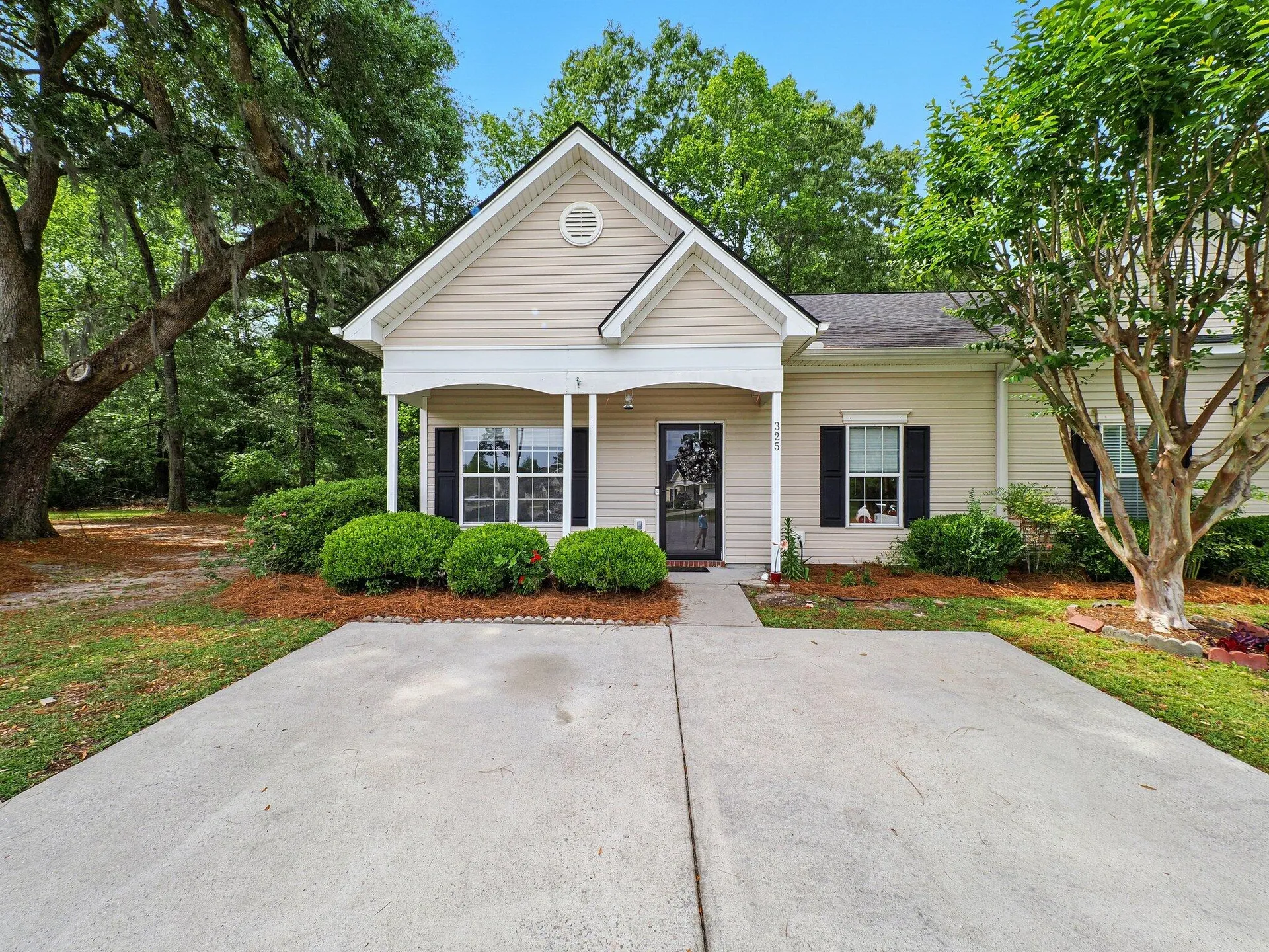 Oakbrook Commons, Summerville Community